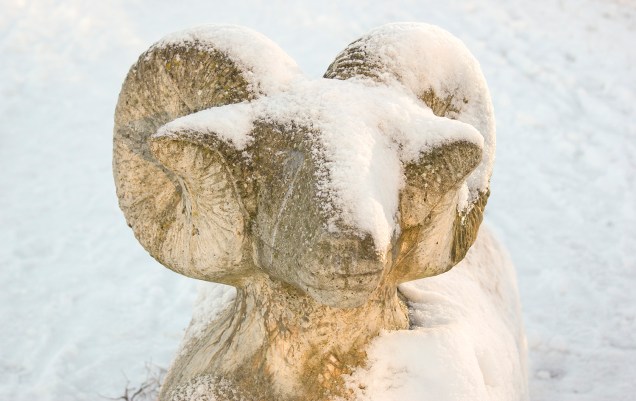 Betongbagge i vinterskrud (konstnär: Anders Årfelt).